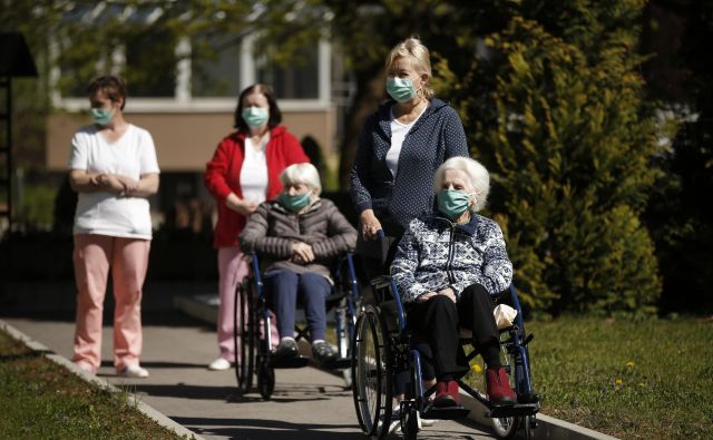 Deset točk več bodo dobili ponudniki, ki bodo ponudili nižjo ceno oskrbe prve in četrte kategorije od povprečne v letošnjem letu, ki znašata 25,17 evra in 37,79 evra na dan. Foto Jure Eržen