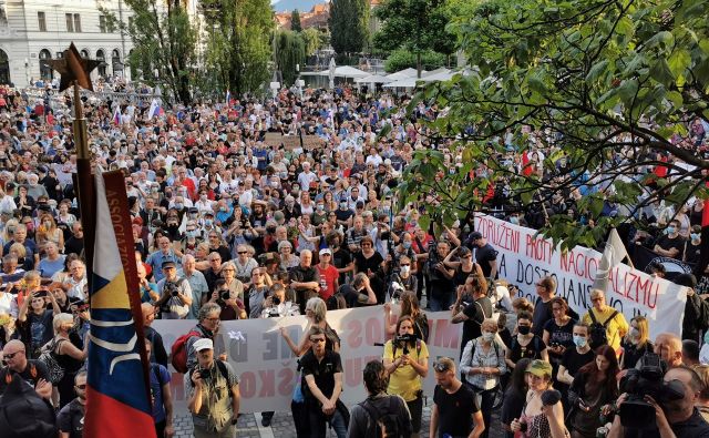 Udeleženci alternativne proslave so napolnili Prešernov trg. FOTO: Jože Suhadolnik/Delo