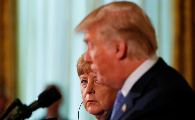 Kanclerka Angela Merkel po mnenju nekaterih ravna prav, ko se ne odziva na Trumpove najave in grožnje. Foto Brian Snyder/Reuters