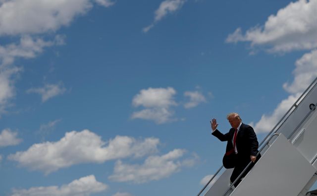 Ameriški predsednik Donald Trump izstopa iz letala Air Force One. Foto Carlos Barria/Reuters