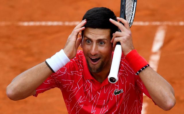Novaku Đokoviću v teh dneh ni lahko, nima zadovoljivih argumentov za odgovor na kritike. FOTO: AFP