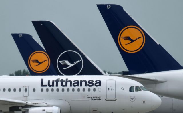 Lufthansa, ki daje delo 138.000 ljudem, je zunaj nevarnosti stečaja. FOTO: Christof Stache/AFP