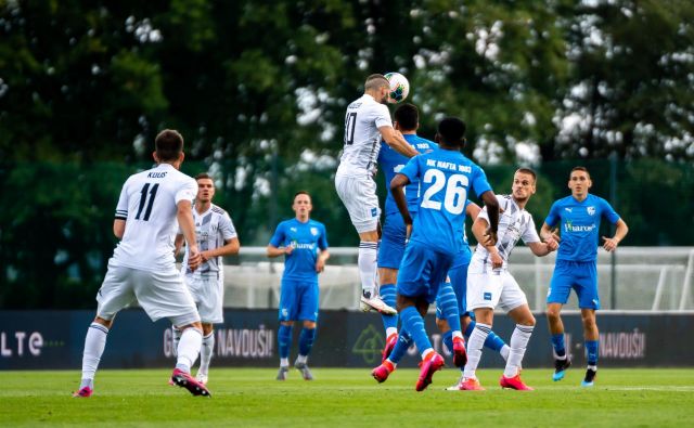 Kljub velikem rivalstvu med Mursko Soboto in Lendavo prekmurski finale brez gledalcev ni ponudil tega, kar bi lahko, če bi igrali v Fazaneriji. FOTO: Damjan Končar/NZS