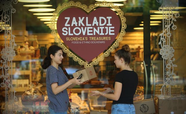 Turističnih trgovin ni mogoče stlačiti v isti koš z vsemi drugimi trgovinami, meni Jože Brodnik, predstavnik verige trgovin Zakladi Slovenije.<br />
Foto Jure Eržen