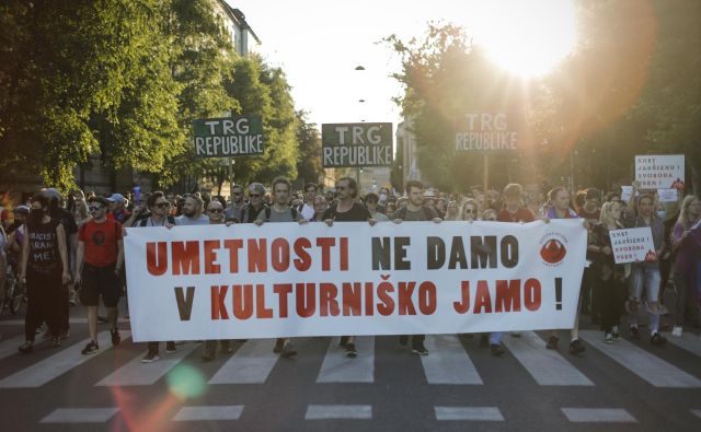 Tudi današnji protivladni protest je bil množično obiskan. FOTO: Uroš Hočevar/Delo
