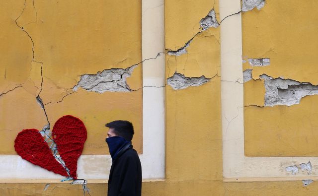 Potres, ki je prizadel Zagreb, je povzročil milijardno škodo. Na fotografiji pleteno srce, ki jih je na poškodovane stavbe v mestu namestila oblikovalka in umetnica Ivona. Foto Reuters