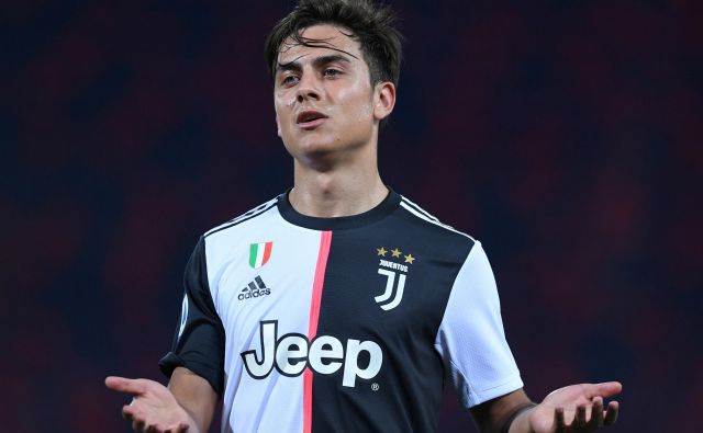 Paulo Dybala in drugi igralci Juventusa se ne morejo pritoževati, da bodo zaradi virusnega znižanja plač ostali brez prebite pare v žepu. FOTO: Jennifer Lorenzini/Reuters