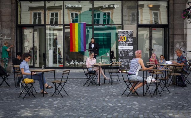 Pred 20 leti je zaplet v Cafe galeriji sprožil ogorčenje, ki je pripeljalo do prve Parade ponosa pri nas. V spomin na to je društvo Parada ponosa pred dnevi na istem mestu pripravilo ulično akcijo. FOTO: Maša Gojič