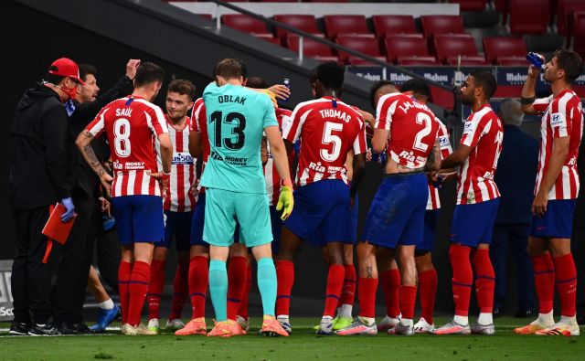 Diego Simeone (drugi z leve) se je z nogometaši Atletica, med njimi tudi našim Janom Oblakom, veselil nove zmage. FOTO: Gabriel Bouys/AFP