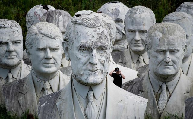 Upokojeni doprsni kipi Woodrow Wilsona in nekaterih drugih nekdanjih predsednikov ZDA v Williamsburgu. Foto Brendan Smialowski Afp