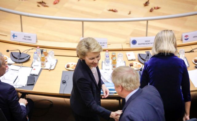 Predsednica evropske komisije Ursula von der Leyen in britanski premier Boris Johnson med njunim prvim srečanjem oktobra lani. Foto: Olivier Matthys/REUTERS