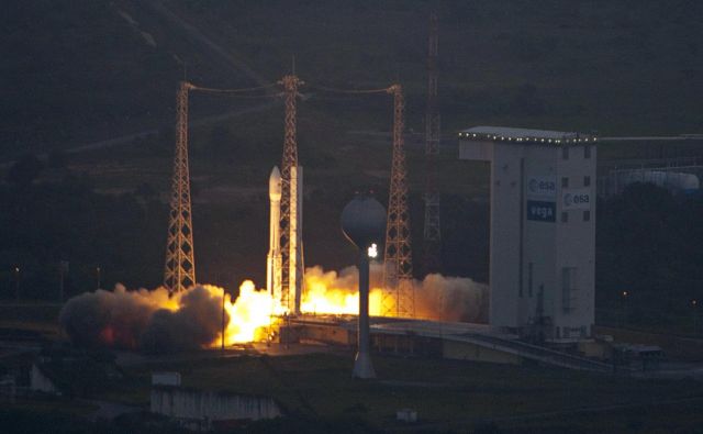 Raketa vega je krstno izstrelitev doživela leta 2012. Velja za eno najbolj zanesljivih raket, od 15 odprav je odpovedala le enkrat. FOTO: ESA/S. Corvaja/Reuters