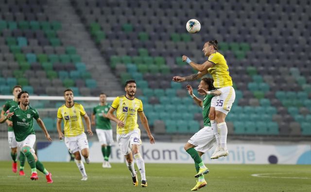 Mariborčani so se na vso moč trudili vsaj izenačti, toda zmaga je ostala v Ljubljani. FOTO: Leon Vidic/Delo