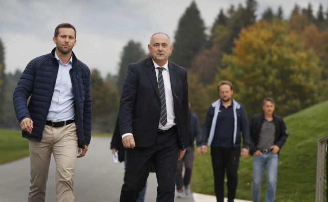 Martin Koželj, generalni sekretar NZS, in predsednik Radenko Mijatović sta skupaj prišla na Brdo. FOTO: Leon Vidic/Delo