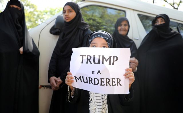 Ameriški atentat na iranskega generala je sprožil proteste in zgražanje. Na fotografiji protest pred amabasado ZDA v Maleziji. FOTO: Lim Huey Teng/Reuters