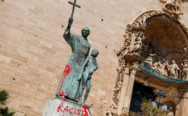 Z napisom rasist so oskrunili spomenik Junípera Serre na Majorki. FOTO: Enrique Calvo/Reuters