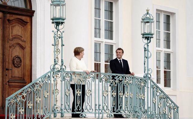 Francoski predsednik Emmanuel Macron in nemška kanclerka Angela Merkel sta na srečanju na gradu Meseberg upoštevala ukrepe zdravstvene stroke. FOTO: Kay Nietfeld/Reuters