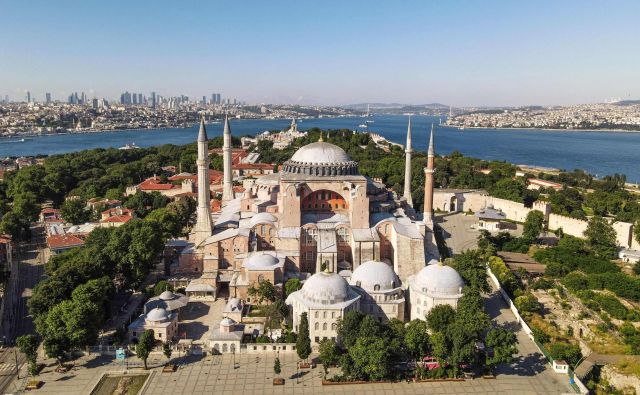 Hagija Sofija na zahodnem bregu Bosporja s karizmo vizualno dominira nad istanbulsko četrtjo Fatih. FOTO: Ozan Kose/AFP