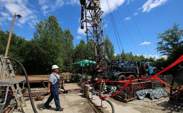 Strokovnjaki Petrola Geo preizkušajo vrtino Mt-2 v Rimski čardi, ki je v lasti občine Moravske Toplice. Ali bodo tu nove toplice ali kaj drugega, se bodo v občini odločili glede na zanimanje investitorjev. FOTO: Jože Pojbič/Delo