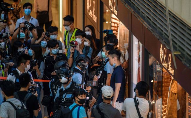 Policija preiskuje protivladne protestnike v središču Hongkonga. Foto: Anthony Wallace/Afp