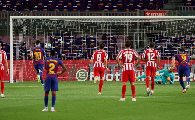 Lionel Messi je v 50. minuti s »panenko« prelisičil Oblaka pri izvedbi enajstmetrovke. FOTO: Albert Gea/Reuters