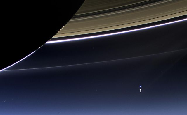 S puščico je označena Zemlja. Cassini je bil takrat od Zemlje oddaljen 1,44 milijard kilometrov. FOTO: NASA/JPL-Caltech/Space Science Institute 