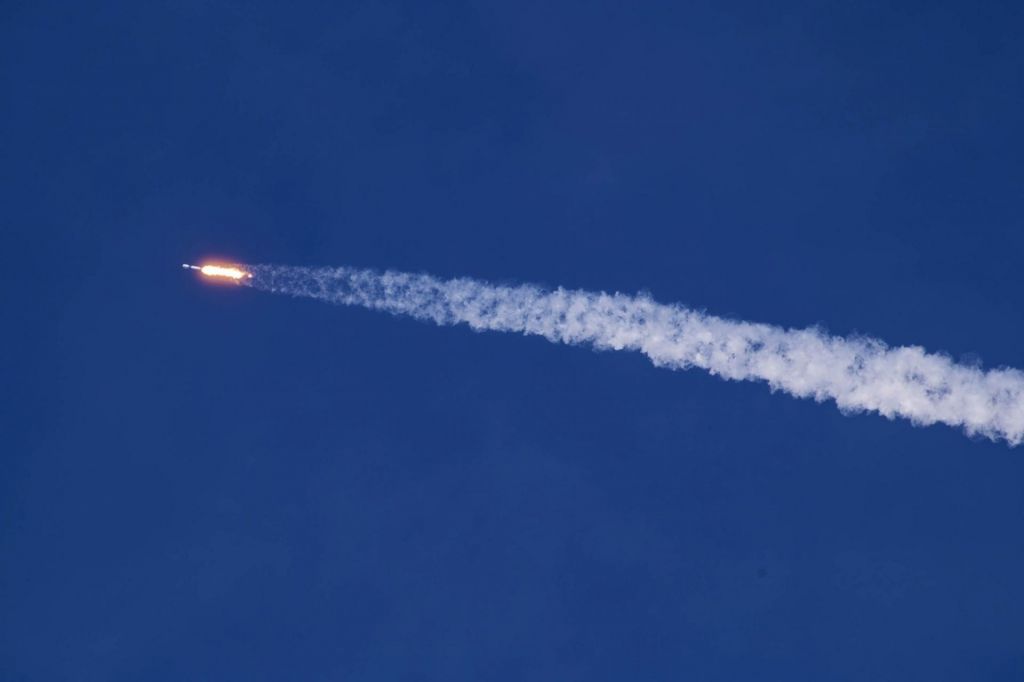 FOTO:Težave roverjeve rakete, datum izstrelitve vege in skrivnostni zvezdi