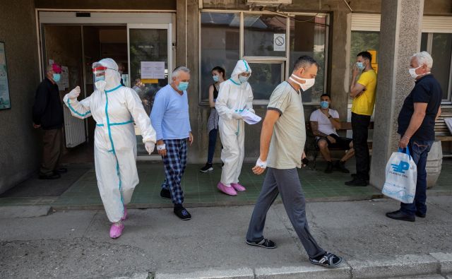 V Srbiji je število potrjenih okužb še kar veliko. FOTO: Marko Djurica/Reuters