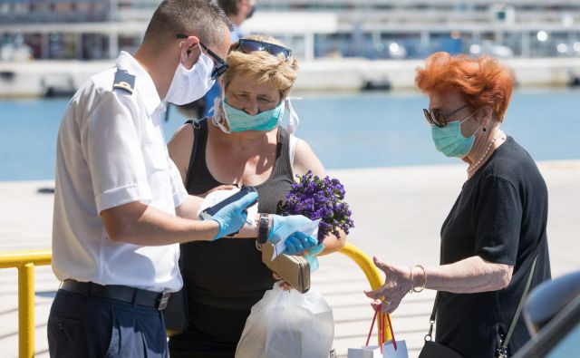 Potniki na hrvaških trajektih morajo spet nositi zaščitne maske. FOTO: Vojko Bašić/Cropix
