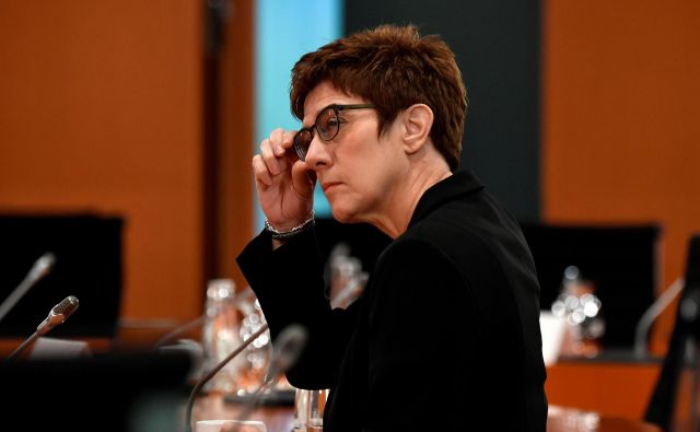 Nemška obrambna ministrica Annegret Kramp-Karrenbauer bo reorganizirala in delno razpustila elitno vojaško enoto KSK, ki deluje na tajnih misijah v tujini.<br />
<br />
Foto John Macdougall/Reuters