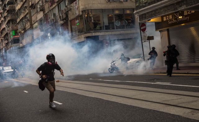 Na podlagi novega zakona so v Hongkongu aretirali več kot 70 demonstrantov. FOTO: Dale De La Rey/AFP