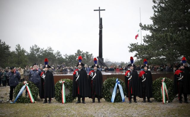 Italijani ob Bazoviški fojbi praznujejo dan spomina na fojbe in eksodus; praznik so uvedli leta 2004. FOTO: Blaž Samec/Delo