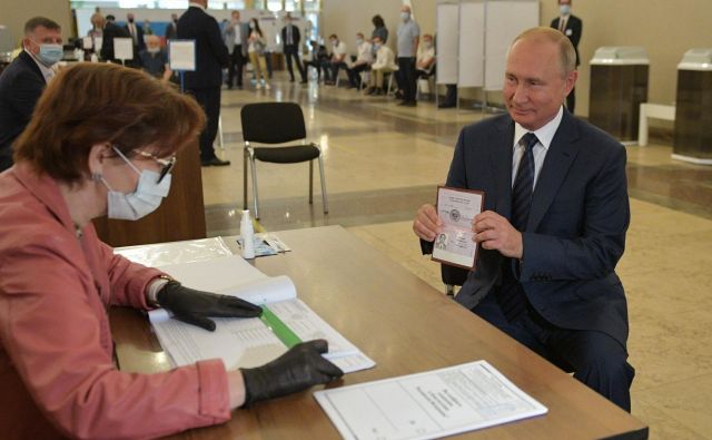 Ruski predsednik Vladimir Putin je glasoval brez zaščitne maske. FOTO: Aleksej Družinin/Afp