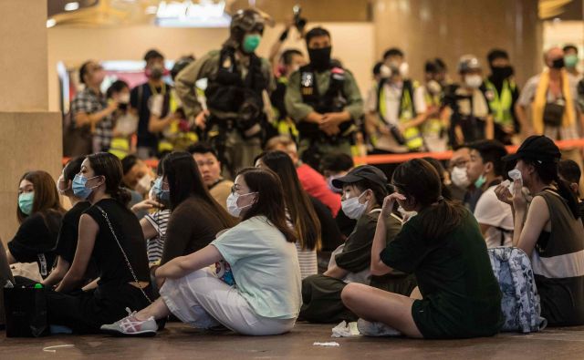 Zajeti protivladni protestniki v središču Hongkonga na 23. obletnico prenosa suverenosti. FOTO: Dale De La Rey/AFP