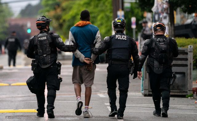 Aretacija protestnika v Seattlu.Foto David Ryder Afp