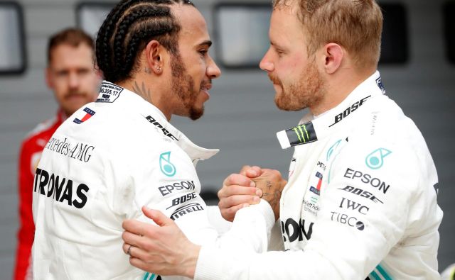 Lewis Hamilton bo vnovič v središču pozornosti, Valtteri Bottas (desno) pa bo poskušal dokazati, da si zasluži svoj sedež pri Mercedesu. FOTO: Aly Song/Reuters