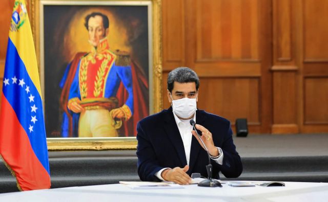 Vlada Nicolása Madura bo morala najti alternativno rešitev za svoje likvidnostne težave. Foto Jhonn Zerpa/Afp