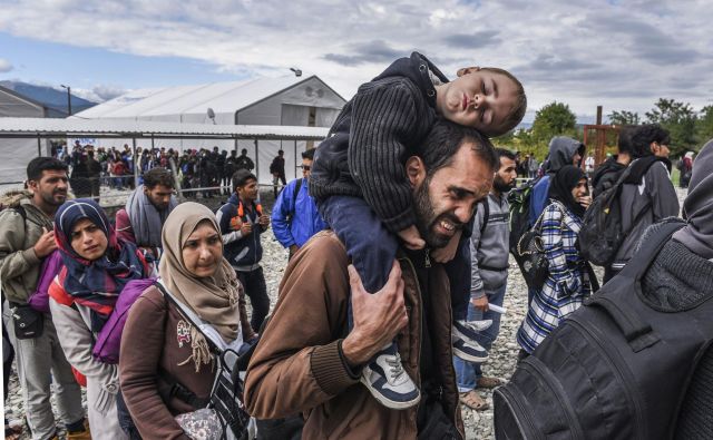 Begunci na balkanski begunski poti so pogosto tarče nasilja in rasizma. FOTO: Armend Nimani/AFP