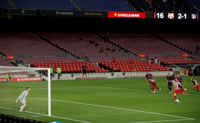 Brez gledalcev je v torek minil tudi derbi španske lige med Barcelono in Atleticom. FOTO: Albert Gea/Reuters