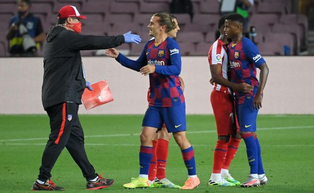 Antoine Griezmann (v sredini) je proti svojemu nekdanjemu klubu Atleticu igral le nekaj minut in se spet soočil s tem, da bo imel pri Barceloni kratek rok trajanja, če ne bo korenitih zasukov. FOTO: Lluis Gene/AFP