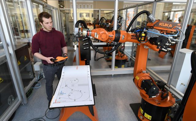 Samo na področju umetne inteligence in robotike bo v naslednjih petih letih ustvarjenih skoraj 60 milijonov novih delovnih mest po vsem svetu. Številna druga delovna mesta se bodo spremenila ali celo izginila. FOTO: Andreas Gebert/Reuters