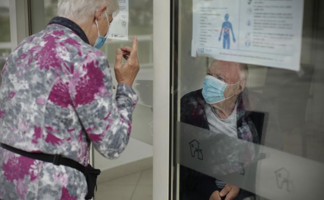 Večina domov za starejše nima osnovnih možnosti za izvajanje zakonsko predpisane popolne osamitve. FOTO: Jure Eržen/Delo