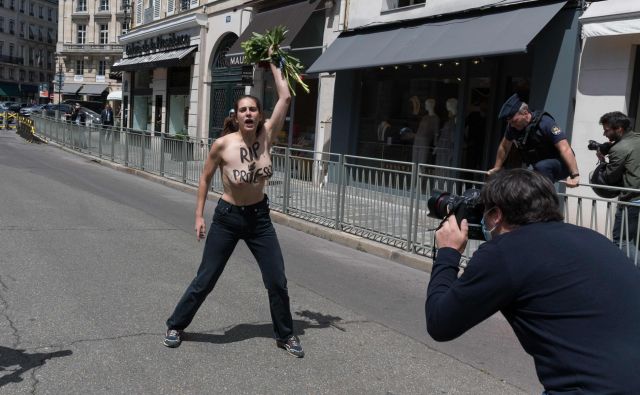 Kakih dvajset feministk je ob torkovi primopredaji poslov protestiralo pred notranjim ministrstvom, označevalo Darmanina za posiljevalca in ga pozivalo k odstopu. Nekatere akcije so izpeljali še drugje, tudi s sporočili, kako pod Republiko, naprej! »napreduje kultura posilstva«. FOTO: AFP