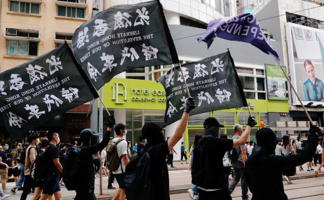 Prvega julija, na obletnico vrnitve kolonije matični domovini, so številni prebivalci Honkonga protestirali proti zakonu, ki prepoveduje izdajo in terorizem. Protesti so prerasli v nasilje, z nožem je bil zaboden policist. FOTO: Tyrone Siu/Reuters