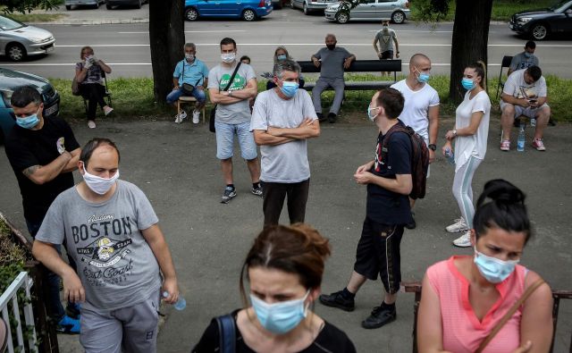 Najnovejši podatki kažejo, da sta bila včeraj v Srbiji 302 na novo okužena, v BiH 174, v Severni Makedoniji 114, enako na Kosovu, v Črni gori 57. FOTO: Oliver Bunić/AFP