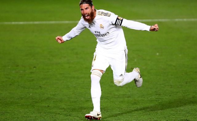 Kapetan Real Madrida Sergio Ramos je z bele točke odločil zmagovalca mestnega dvoboja proti neugodnemu in kakovstnemu Getafeju. FOTO: Sergio Perez/Reuters