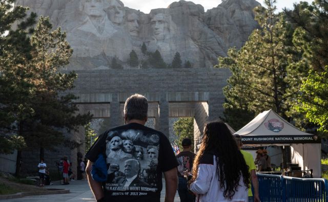 Obiskovalci nacionalnega spomenika Mount Rushmore v Keystonu v Južni Dakoti Foto Andrew Caballero-Reynolds/AFP