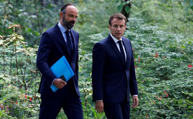 Francoski predsednik Emmanuel Macron in premier v odstopu Edouard Philippe. FOTO: Christian Hartmann/Reuters