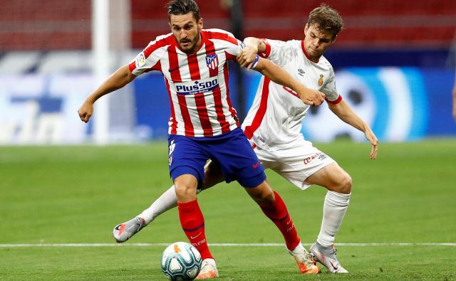 Nogometaši madridskega Atletica (na fotografiji Saul Niguez) so potrdili vlogo favoritov proti igralcem Mallorce. FOTO: Juan Medina/Reuters