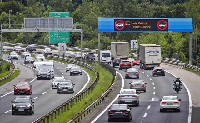 Na ljubljanski severni obvoznici zaradi obnove predora Golovec promet ni manjši kot lani. Na tej cesti so ob delavnikih pogosti zastoji. FOTO: Jože Suhadolnik/Delo